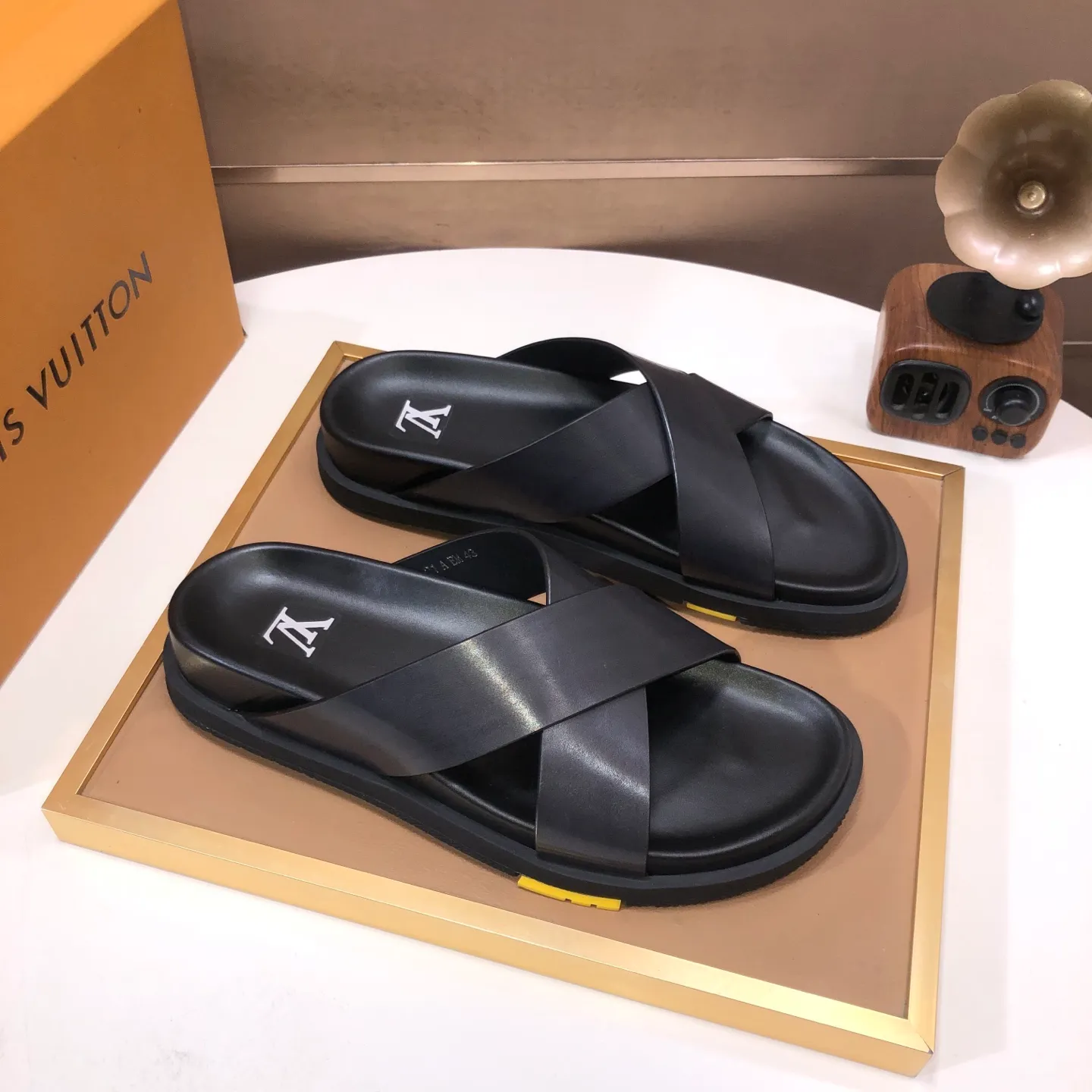 Men's shoes 💰400💰 [Louis Vuitton LV slippers] (high-end cowhide) counter 1:1 fashion style, a must-have for summer! The designer used LV’s iconic outsole. The original simple slippers instantly become fashionable! The upper is made of flexible special cowhide leather straps alternately, and the workmanship is exquisite! A must-have for stylish men in summer, size 38-45 (45 customized)